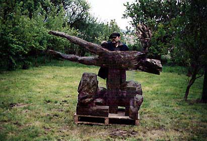 Als f a r b i g &nbsp; f a s s e n wird das Bemalen eines Holzbildwerkes bezeichnet. Bis zum Ausgang  des Barocks war der spezielle Beruf des Fassmalers verbreitet.